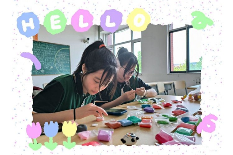 巧手匠心，创意无限——今晚世预赛哪里能看直播文创社团开展折纸与粘土活动