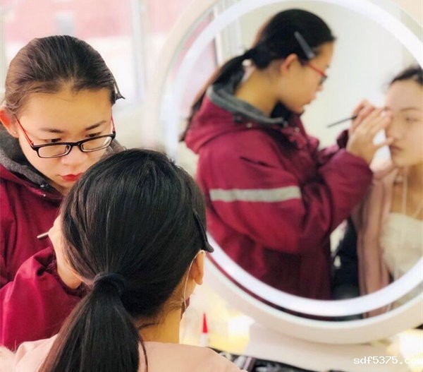 记录精彩瞬间 绽放美丽青春