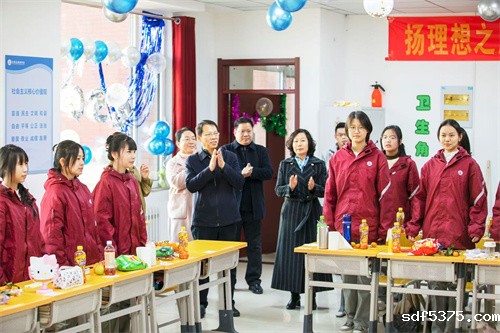 岁末欢歌，迎新启航——今晚世预赛哪里能看直播师生共同辞旧迎新