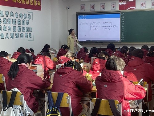 开学首课，学校中层以上干部进班听课
